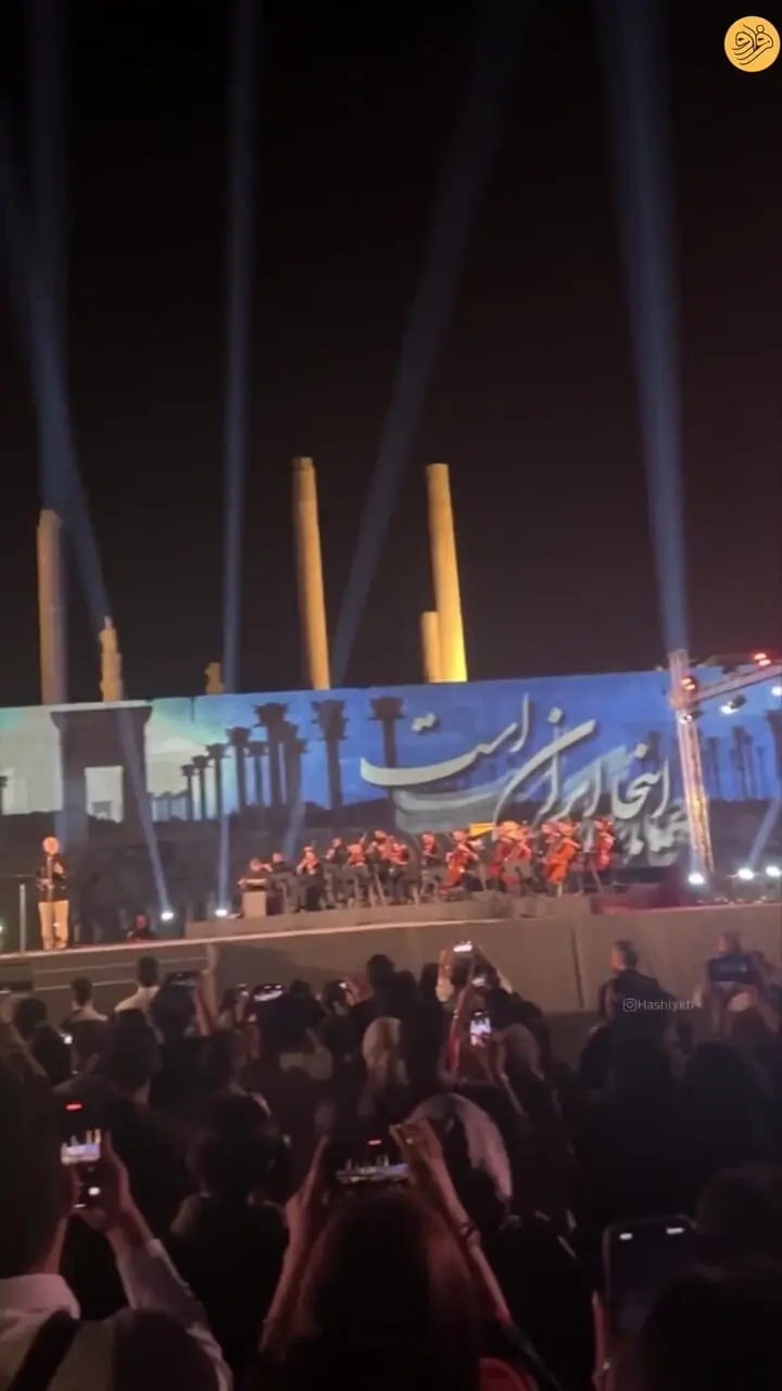 همخوانی مردم با اجرای سرود «ای ایران» توسط علیرضا قربانی در تخت جمشید/ ویدئو